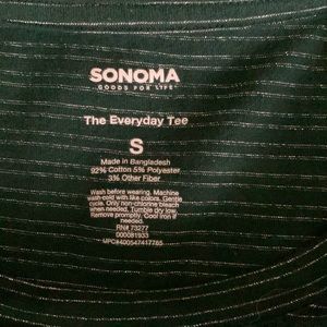 Dark green long sleeve shirt. Crew neck. Size small.